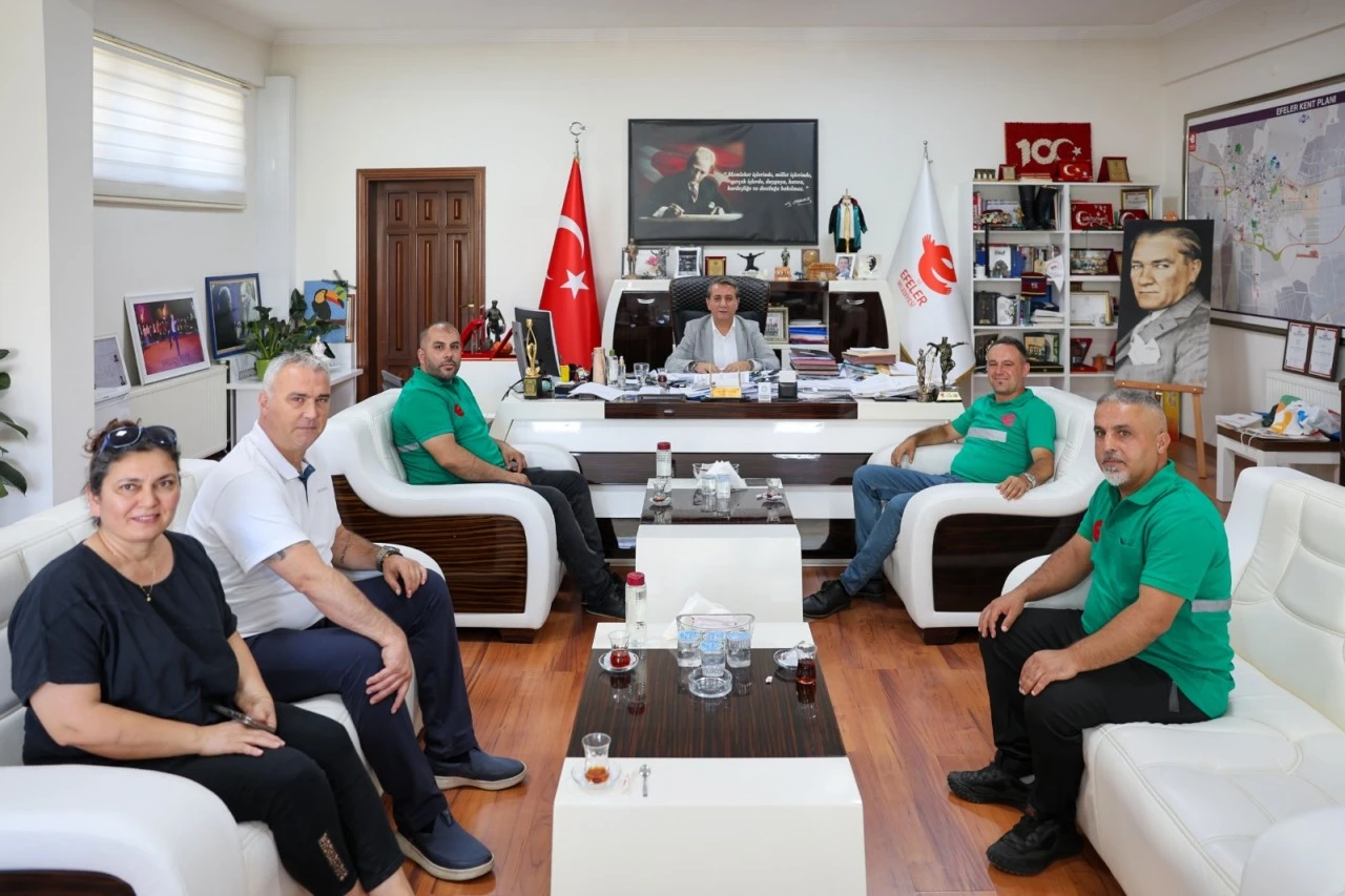 CAN KURTARAN BELEDİYE PERSONELİNE BAŞKAN YETİŞKİN’DEN HEDİYE ALTIN VE PLAKET