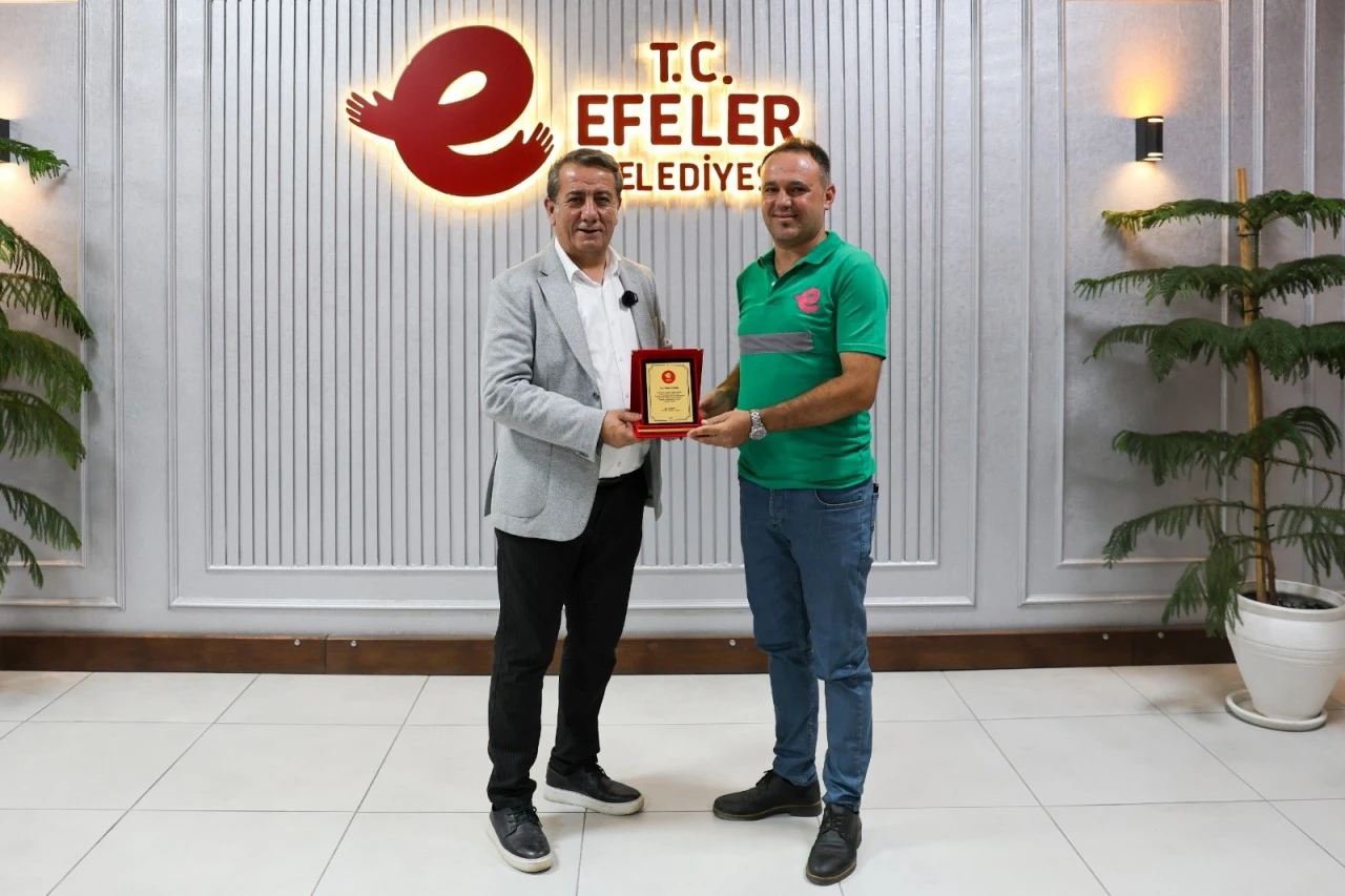 CAN KURTARAN BELEDİYE PERSONELİNE BAŞKAN YETİŞKİN’DEN HEDİYE ALTIN VE PLAKET