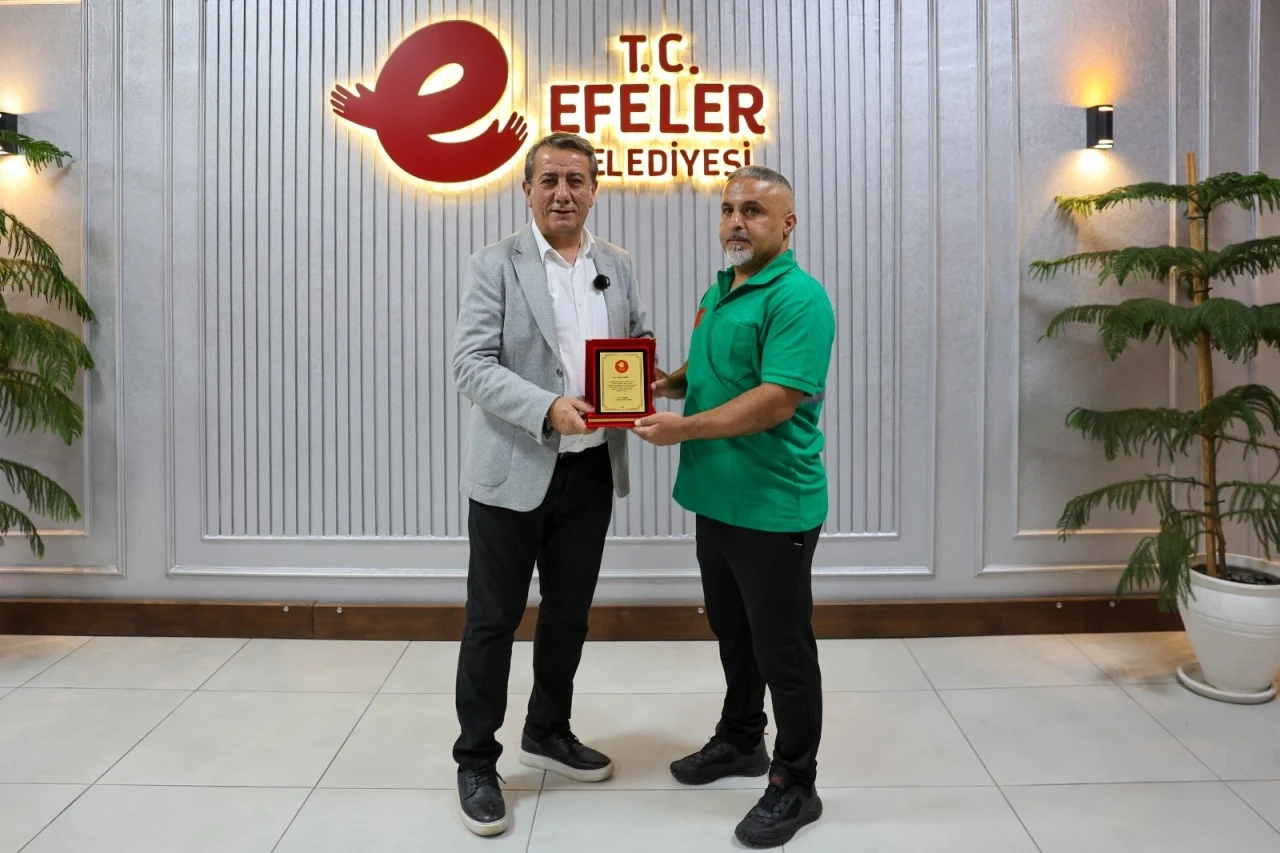CAN KURTARAN BELEDİYE PERSONELİNE BAŞKAN YETİŞKİN’DEN HEDİYE ALTIN VE PLAKET