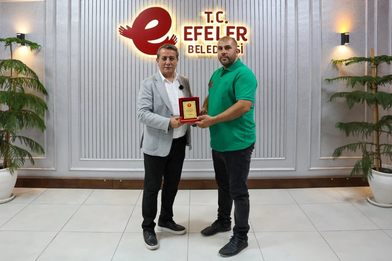 CAN KURTARAN BELEDİYE PERSONELİNE BAŞKAN YETİŞKİN’DEN HEDİYE ALTIN VE PLAKET