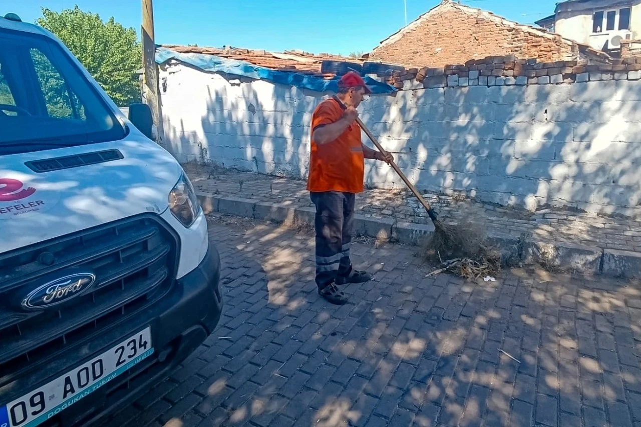 EFELER'DE TEMİZLİK SEFERBERLİĞİ: MAHALLELER KÖŞE BUCAK TEMİZLENİYOR