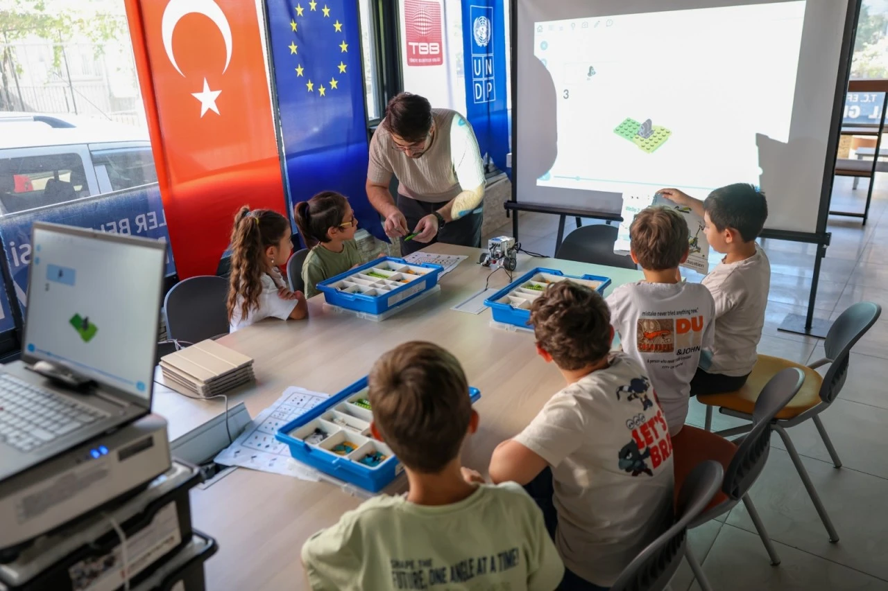 Efeler'de geleceğin yazılımcıları yetişiyor: Dijital Gençlik Merkezi'nde robotik kodlama rüzgarı