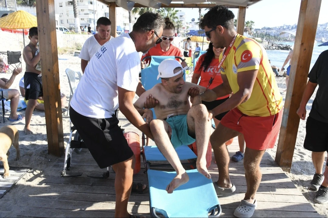Engelsiz plajda engeller bir bir aşılıyor