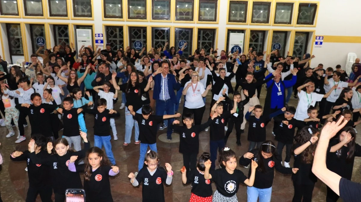 D&uuml;nya &ccedil;ocukları bu kez depremzedeler i&ccedil;in buluştu