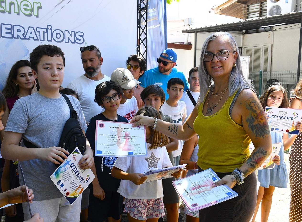 Kuşadası'nda satranç hamleleri dostluğu pekiştirdi