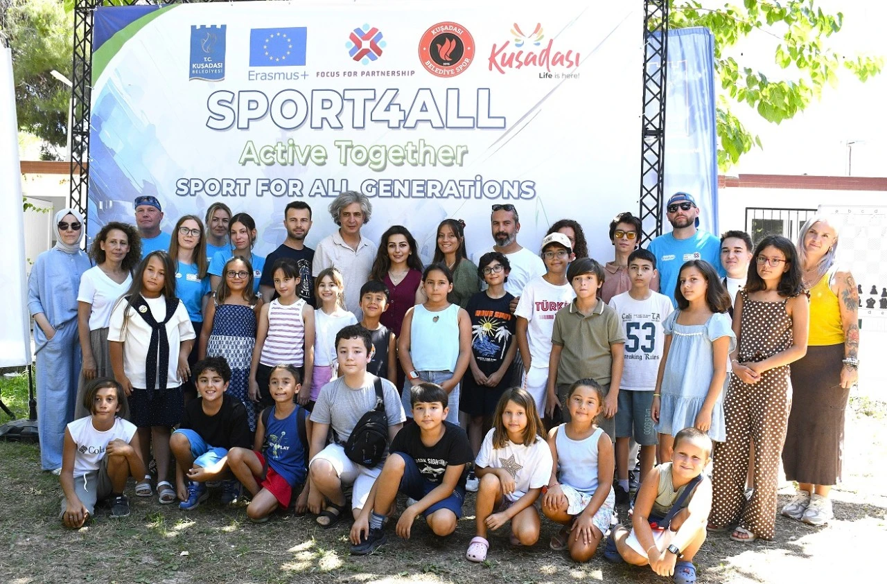 Kuşadası'nda satranç hamleleri dostluğu pekiştirdi