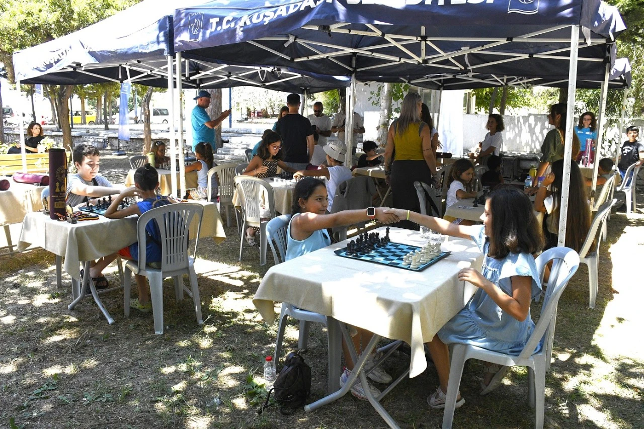 Kuşadası'nda satranç hamleleri dostluğu pekiştirdi