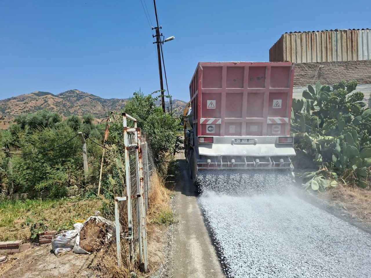 Başkan Anıl Yetişkin ile Efeler'de Yol Yatırımları Sürüyor
