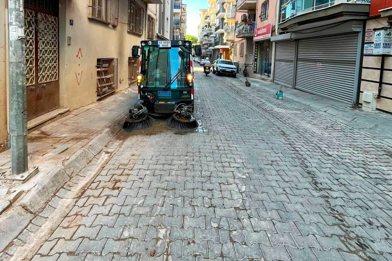 Efeler'in Tarihi Çarşılarında Kapsamlı Temizlik Seferberliği
