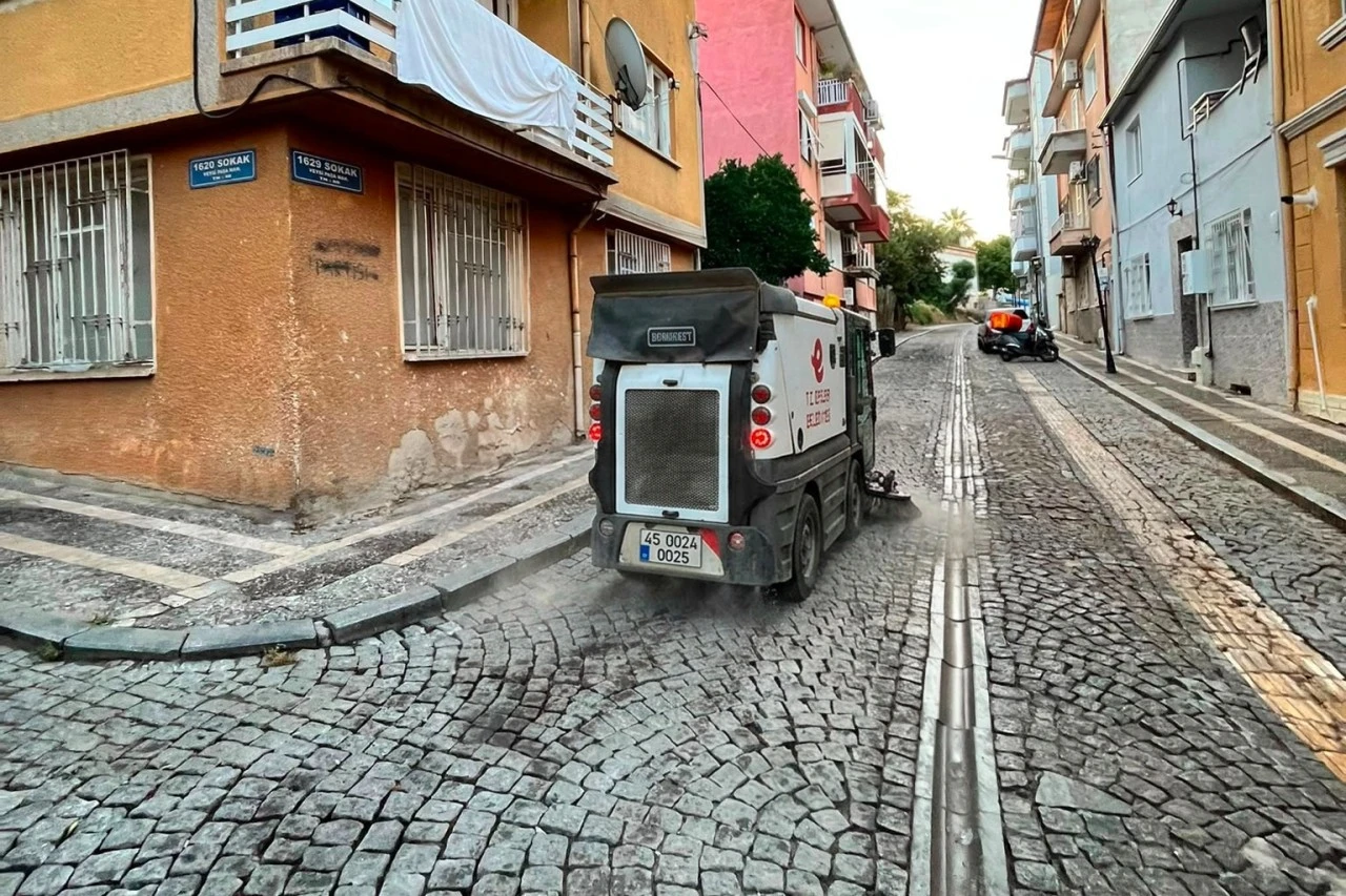 Efeler'in Tarihi Çarşılarında Kapsamlı Temizlik Seferberliği