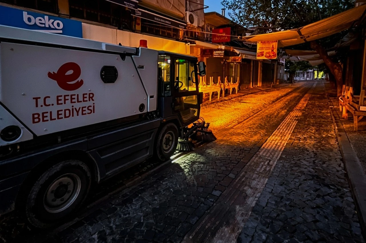 Efeler'in Tarihi Çarşılarında Kapsamlı Temizlik Seferberliği