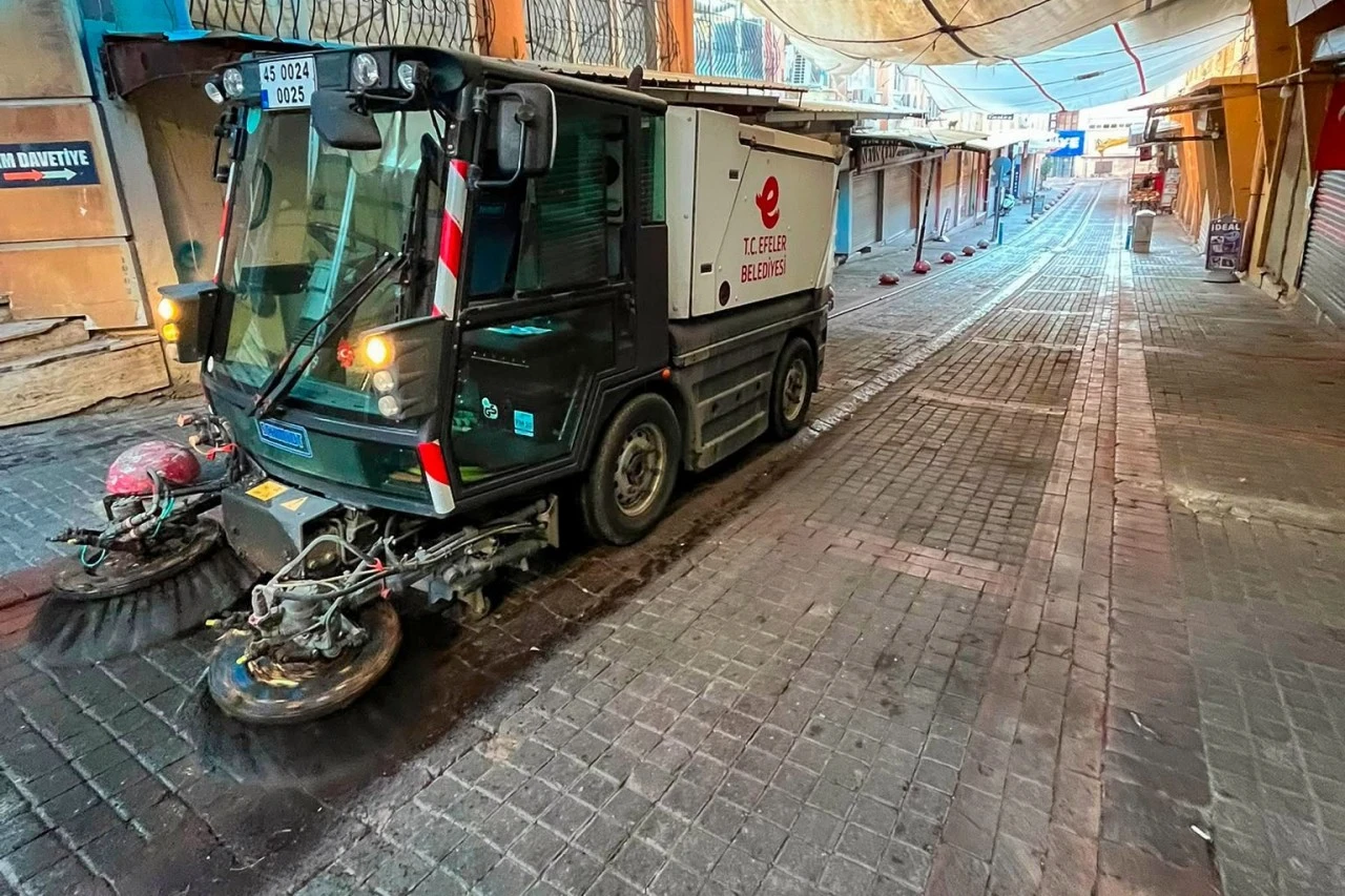 Efeler'in Tarihi Çarşılarında Kapsamlı Temizlik Seferberliği