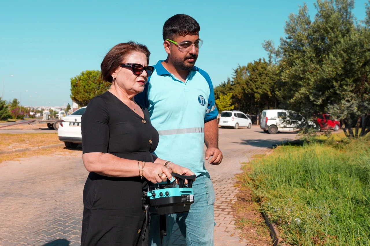 Başkan Hatice Gençay Çim Biçme Robotunun İlk Saha Denemesine Katıldı