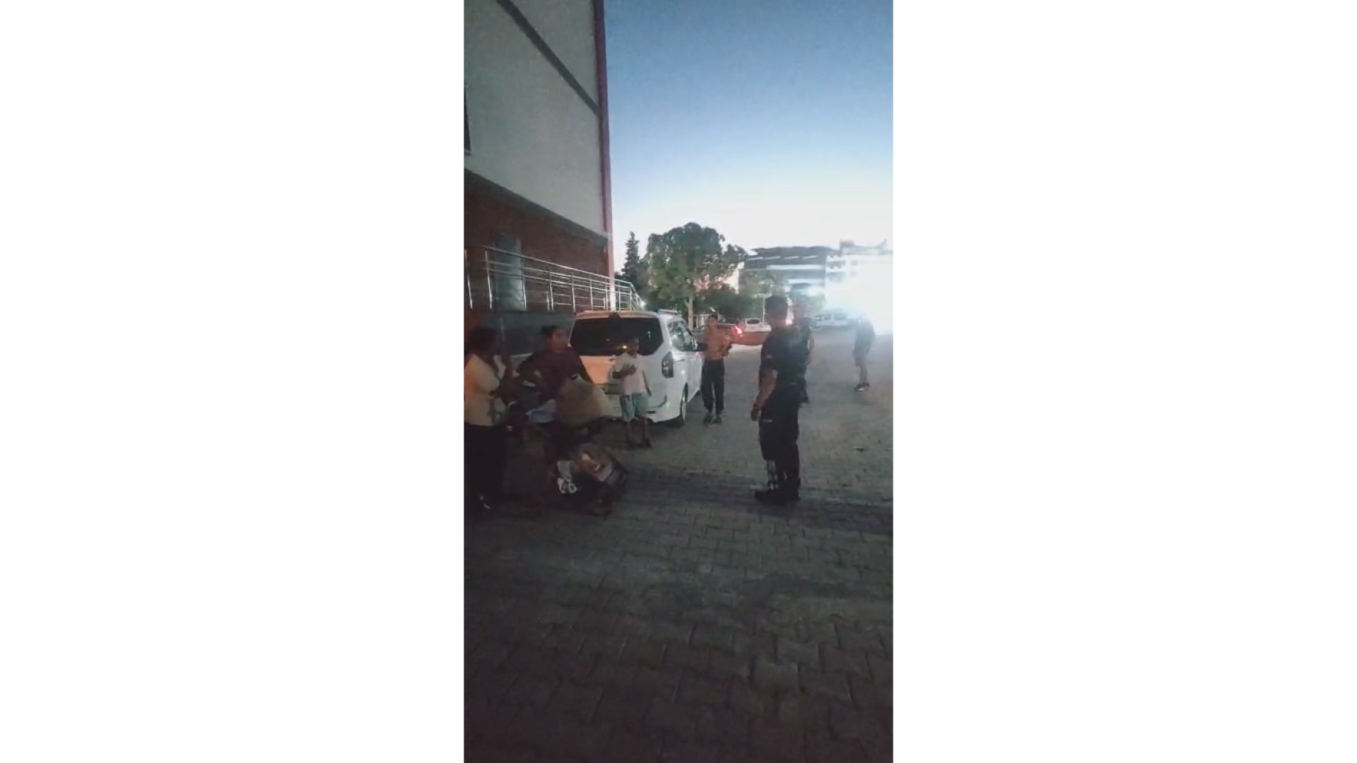 Kuşadası Belediyesi Zabıta Memurunu Darbeden Dilenci 2 Kadın Tutuklandı