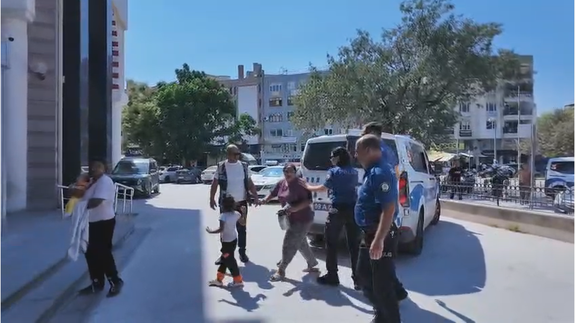 Kuşadası Belediyesi Zabıta Memurunu Darbeden Dilenci 2 Kadın Tutuklandı