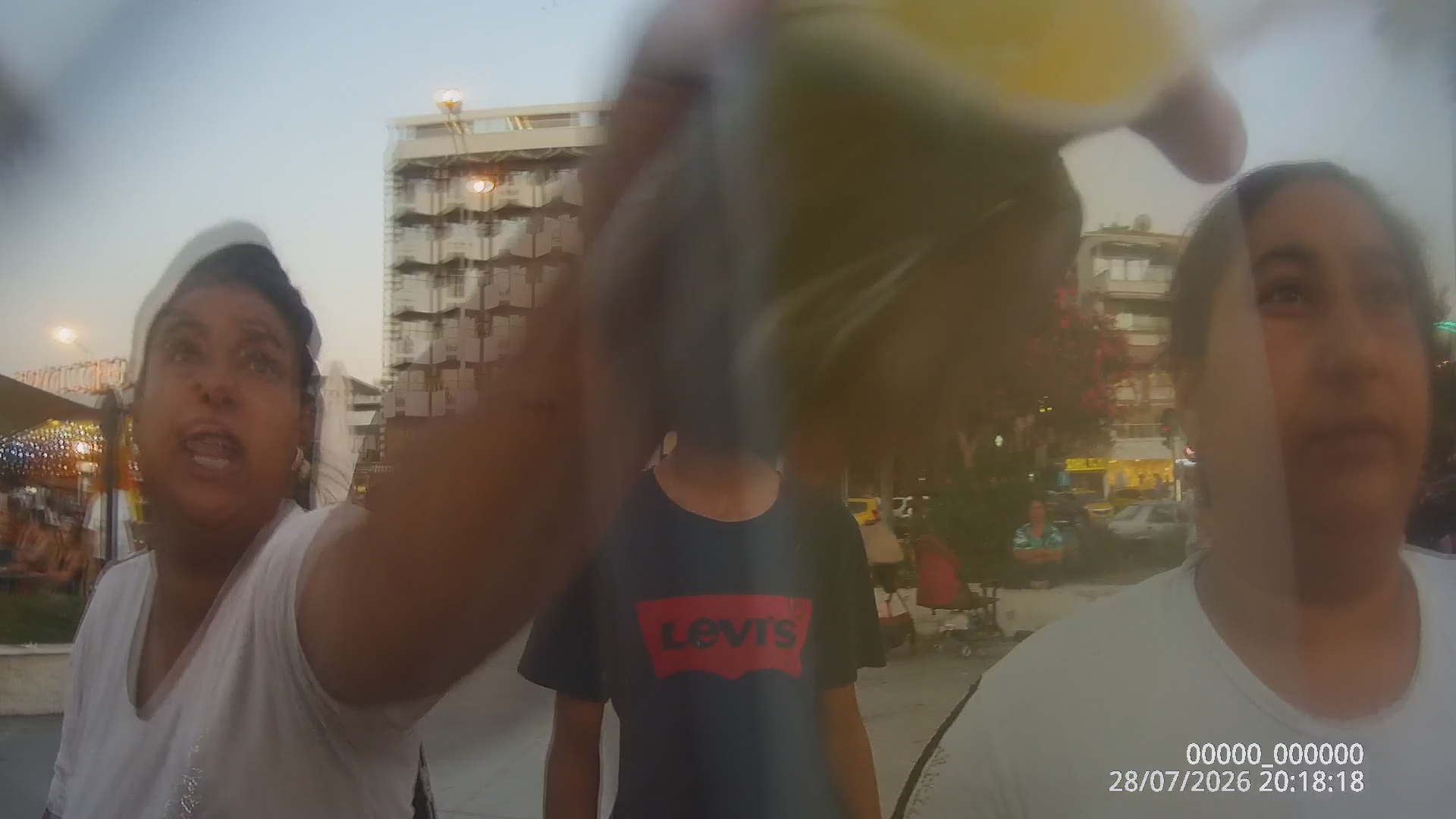Kuşadası Belediyesi Zabıta Memurunu Darbeden Dilenci 2 Kadın Tutuklandı