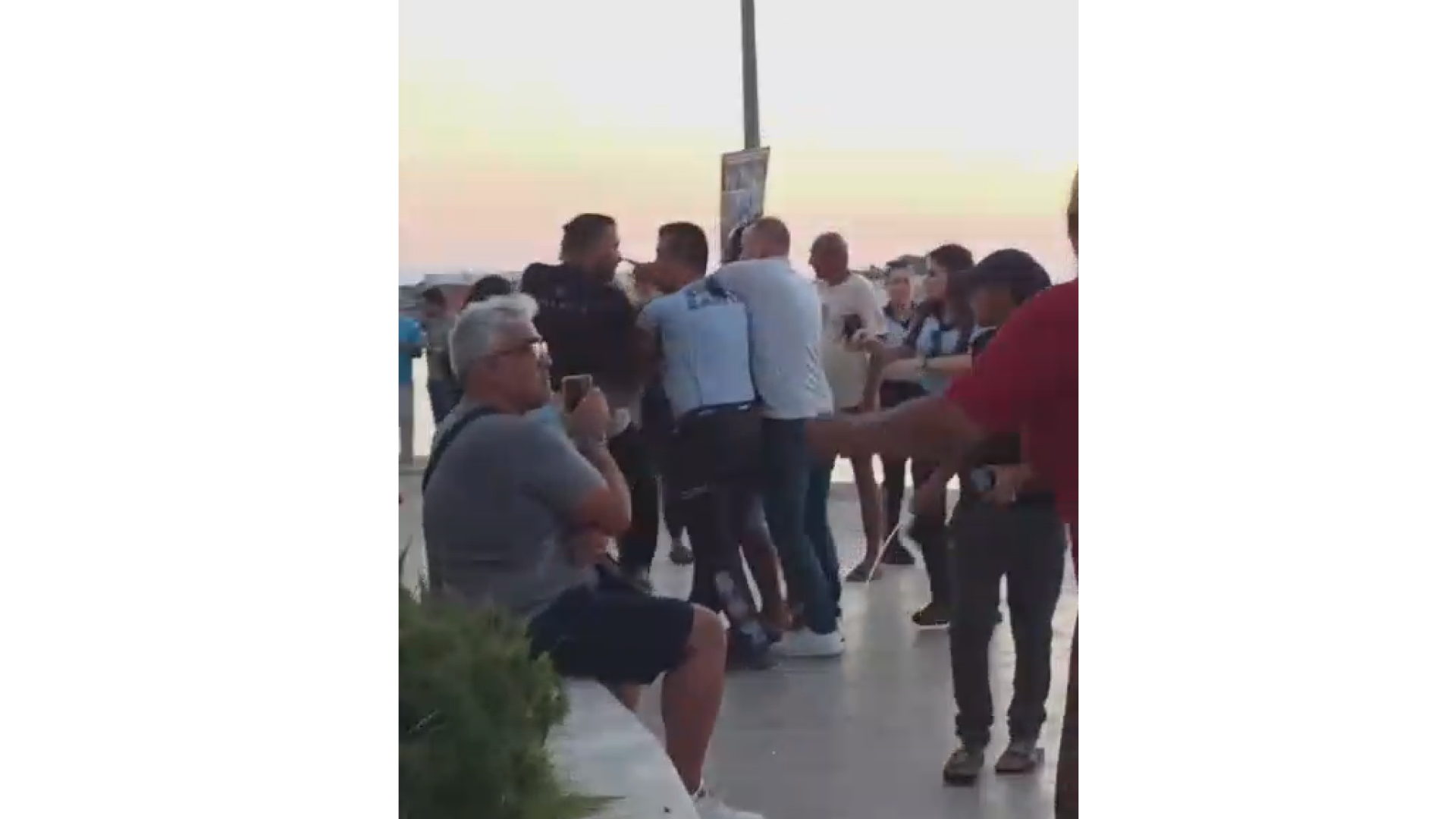 Kuşadası Belediyesi Zabıta Memurunu Darbeden Dilenci 2 Kadın Tutuklandı