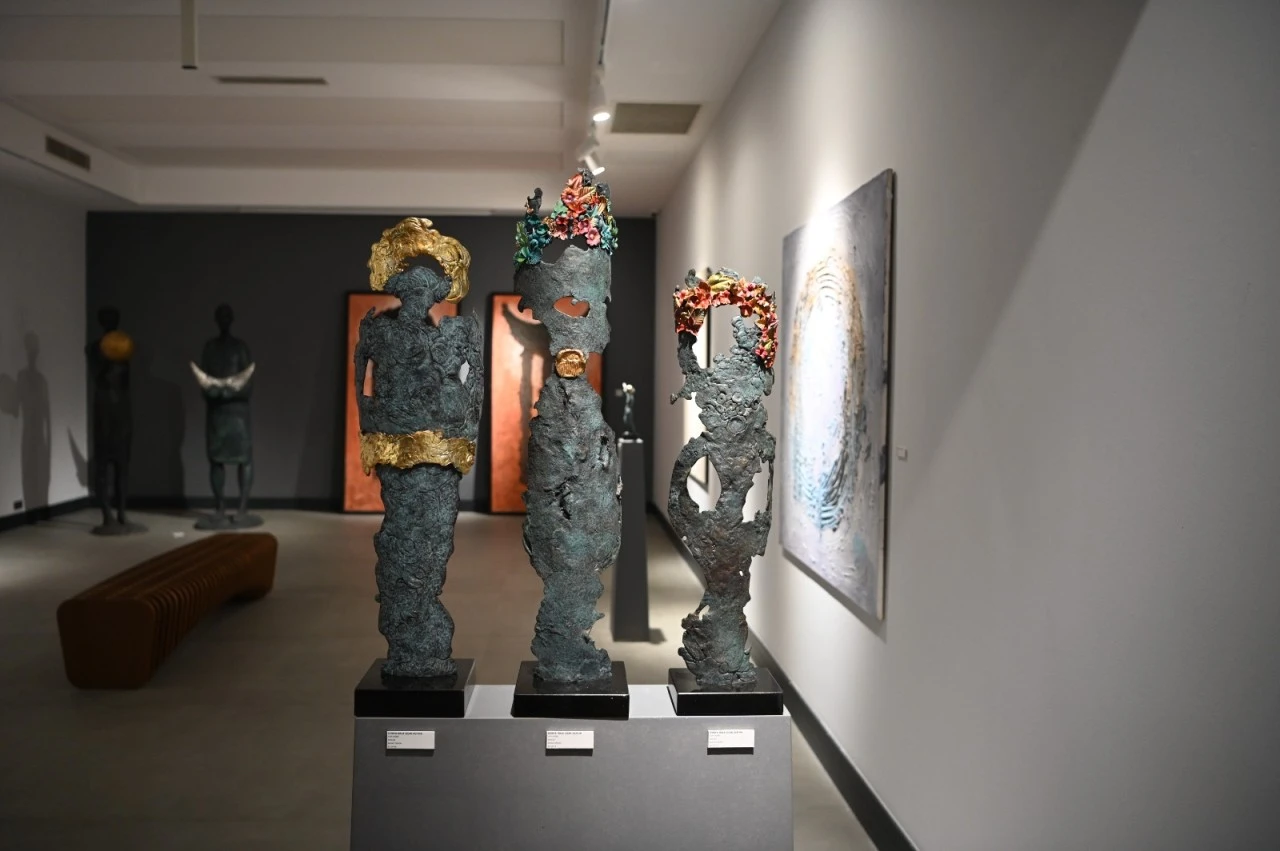 Bronz, Ahşap ve Rengin Estetik Uyumu Bu Sergide