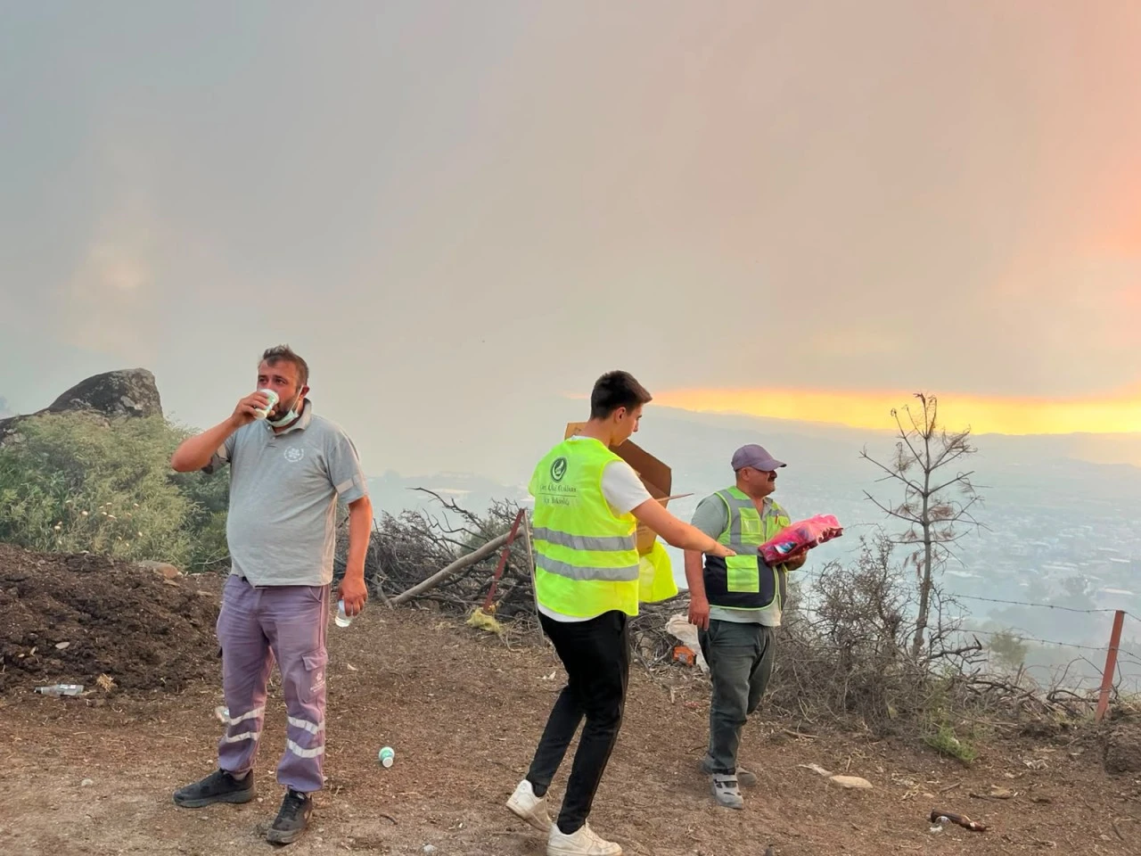 Ülkü Ocakları Gönüllü Ekibi Söndürme Çalışmalarına Destek Verdi