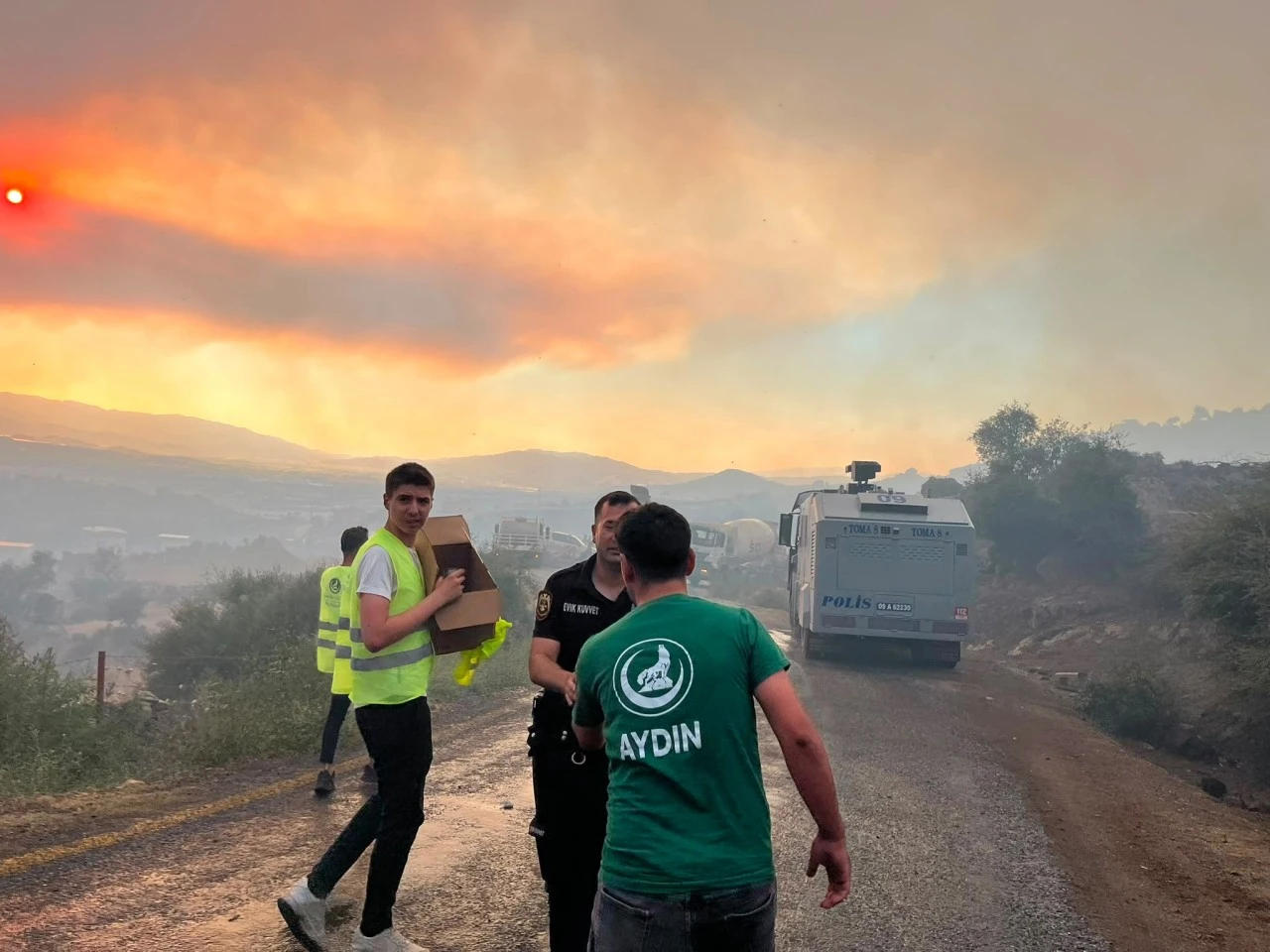 Ülkü Ocakları Gönüllü Ekibi Söndürme Çalışmalarına Destek Verdi