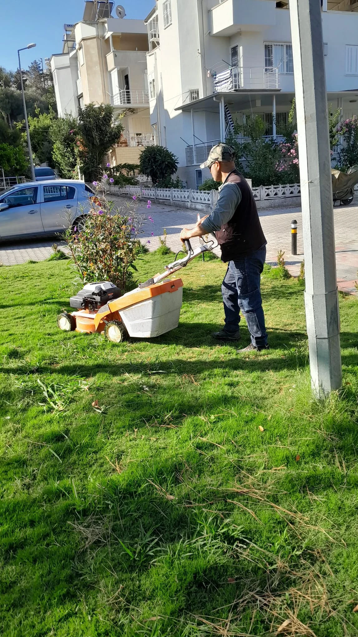 Didim Belediyesi kent genelinde çevre bakım çalışmalarını sürdürüyor