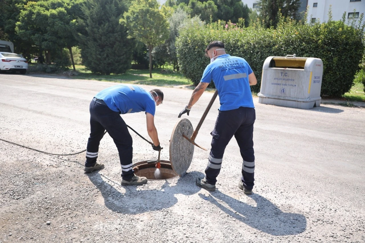 Efeler'de halk sağlığı için ilaçlama çalışmaları aralıksız sürüyor