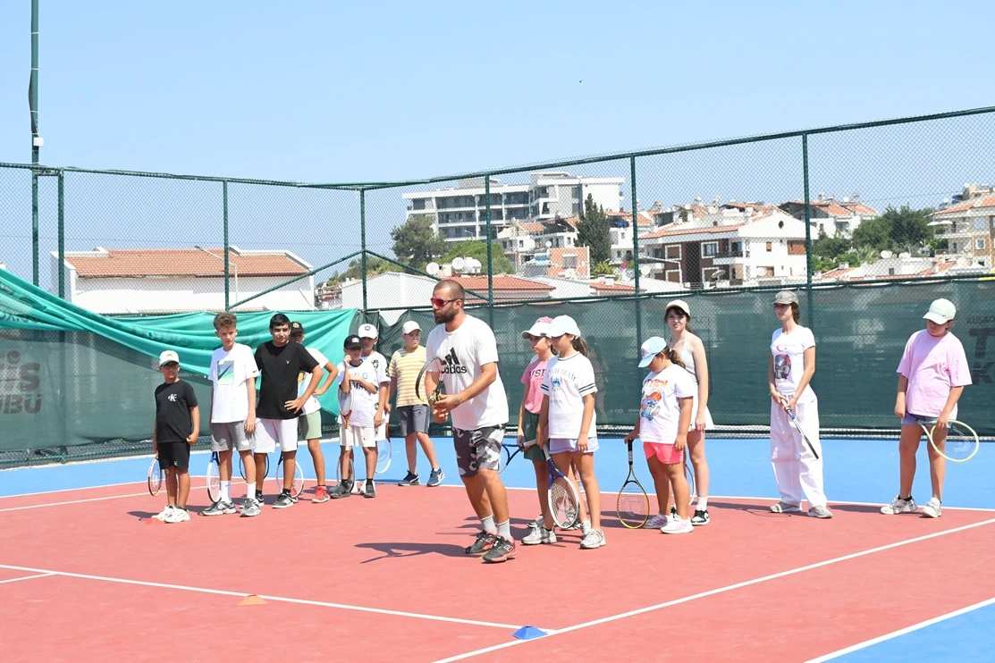 Kuşadası'nda minik raketler geleceğe hazırlanıyor