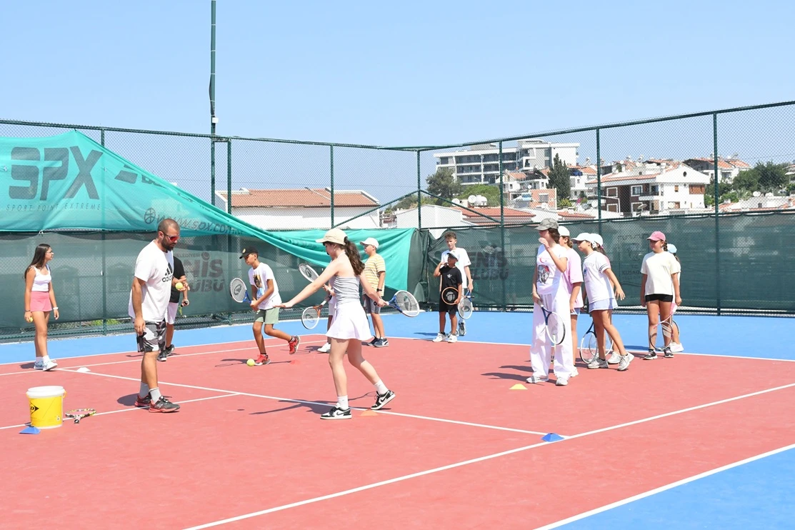 Kuşadası'nda minik raketler geleceğe hazırlanıyor