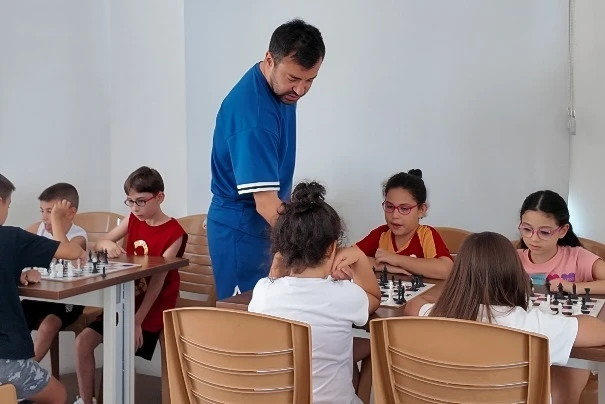 Efeler'de yaz tatili satrançla renkleniyor