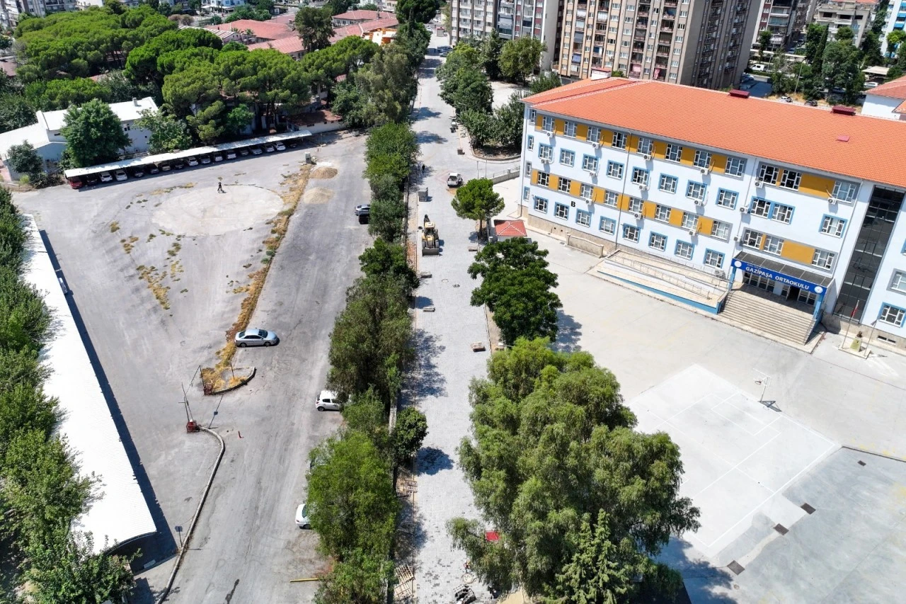 Efeler'de ulaşım atağı: İki kritik noktada 25 bin metrekarelik yol yenilendi