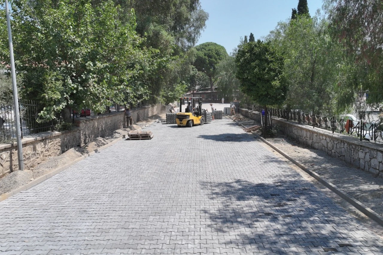 Efeler'de ulaşım atağı: İki kritik noktada 25 bin metrekarelik yol yenilendi