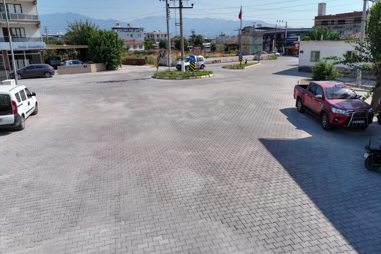 Efeler'de ulaşım atağı: İki kritik noktada 25 bin metrekarelik yol yenilendi