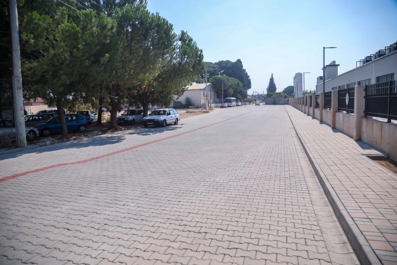 Efeler'de ulaşım atağı: İki kritik noktada 25 bin metrekarelik yol yenilendi