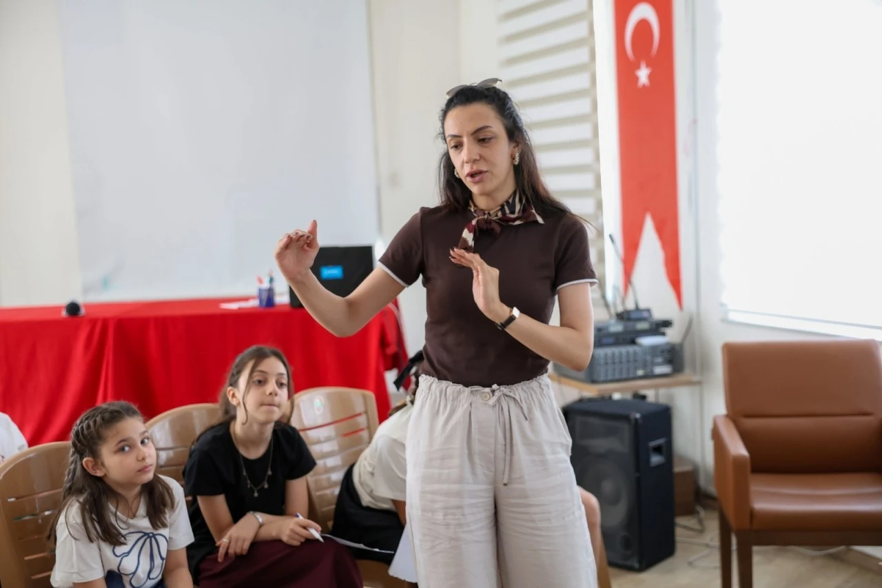 Efeler’de çocuklar felsefeyle düşünmeyi öğreniyor