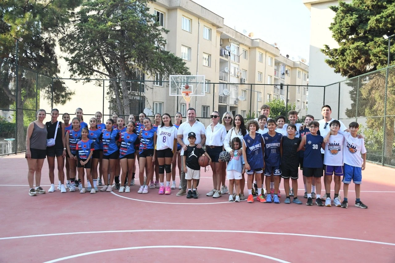 Yenilenen basketbol sahasına Efe İbrikoğlu’nun adı verildi