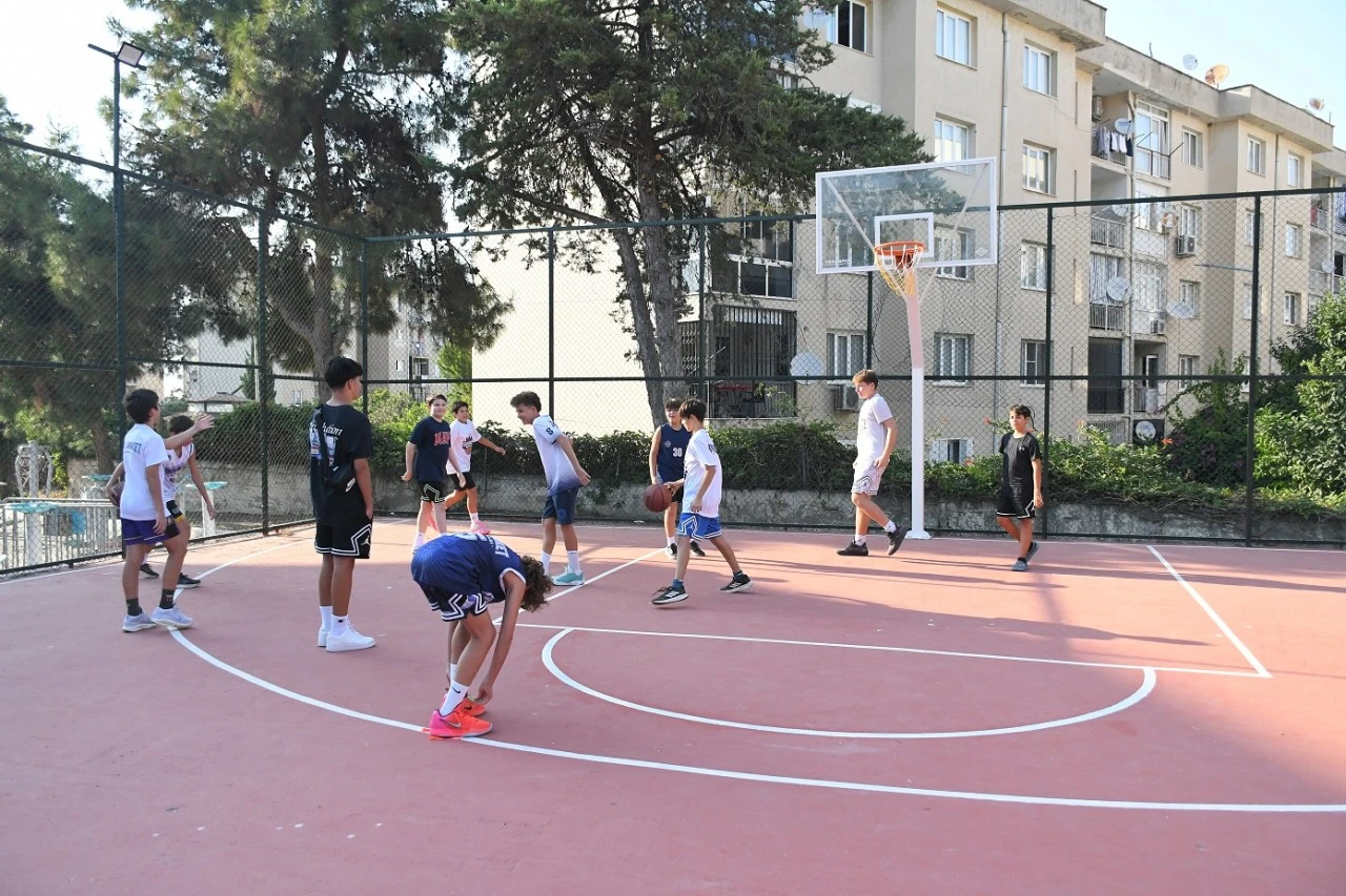 Yenilenen basketbol sahasına Efe İbrikoğlu’nun adı verildi