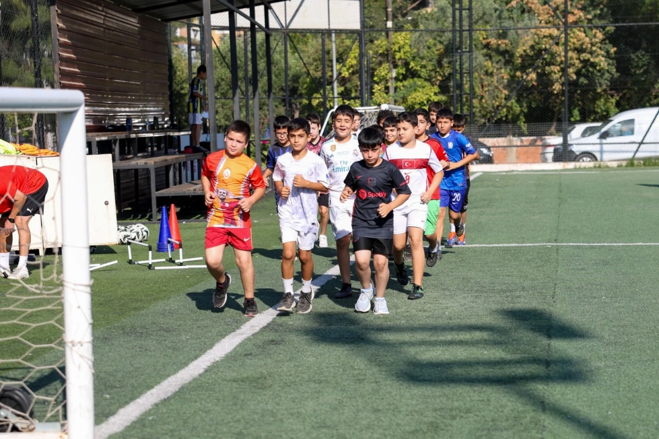 Efeler’de geleceğin yıldızları Mehmet Anbarlı Spor Tesisleri’nde yetişiyor.
