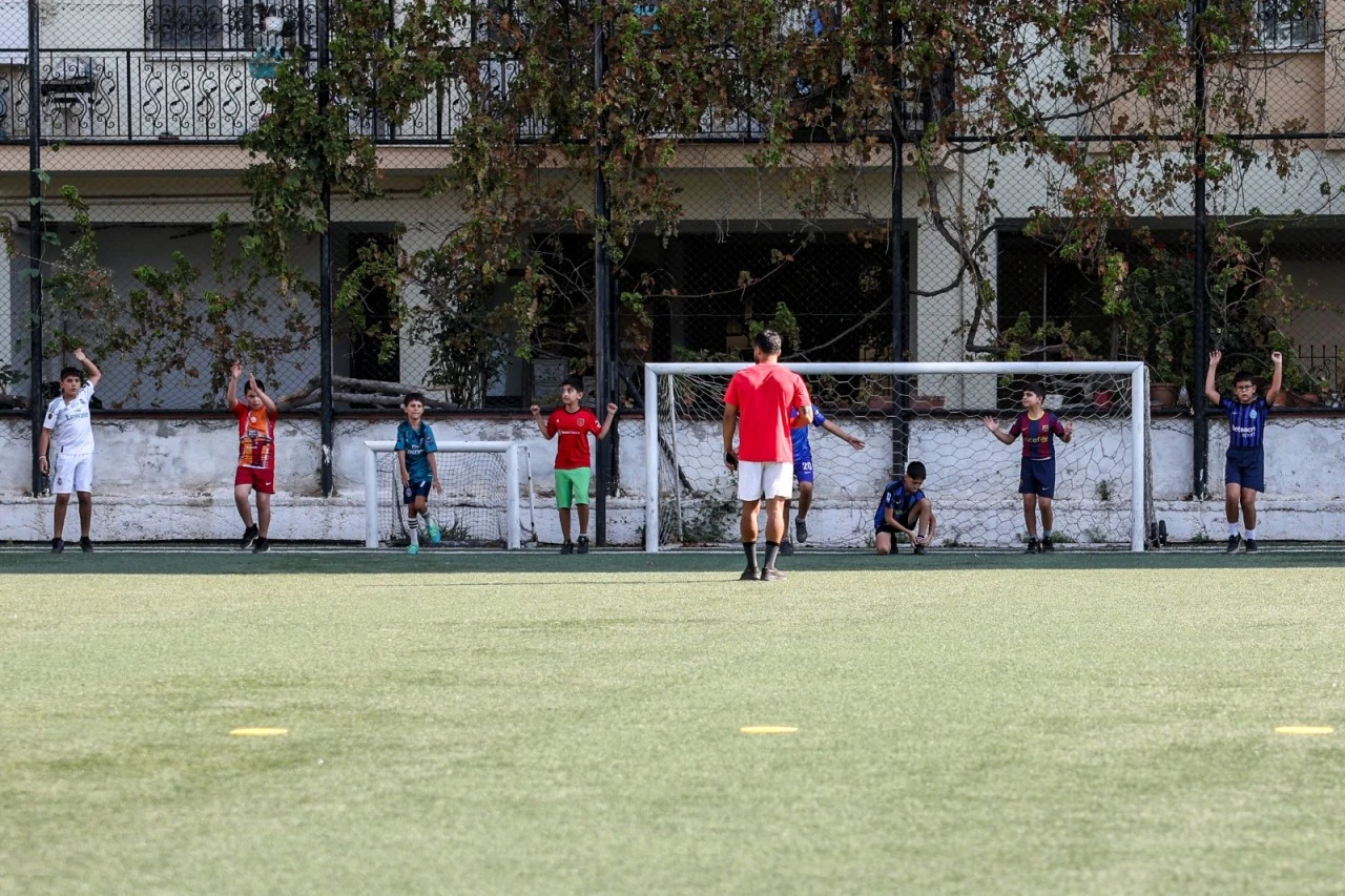 Efeler’de geleceğin yıldızları Mehmet Anbarlı Spor Tesisleri’nde yetişiyor.