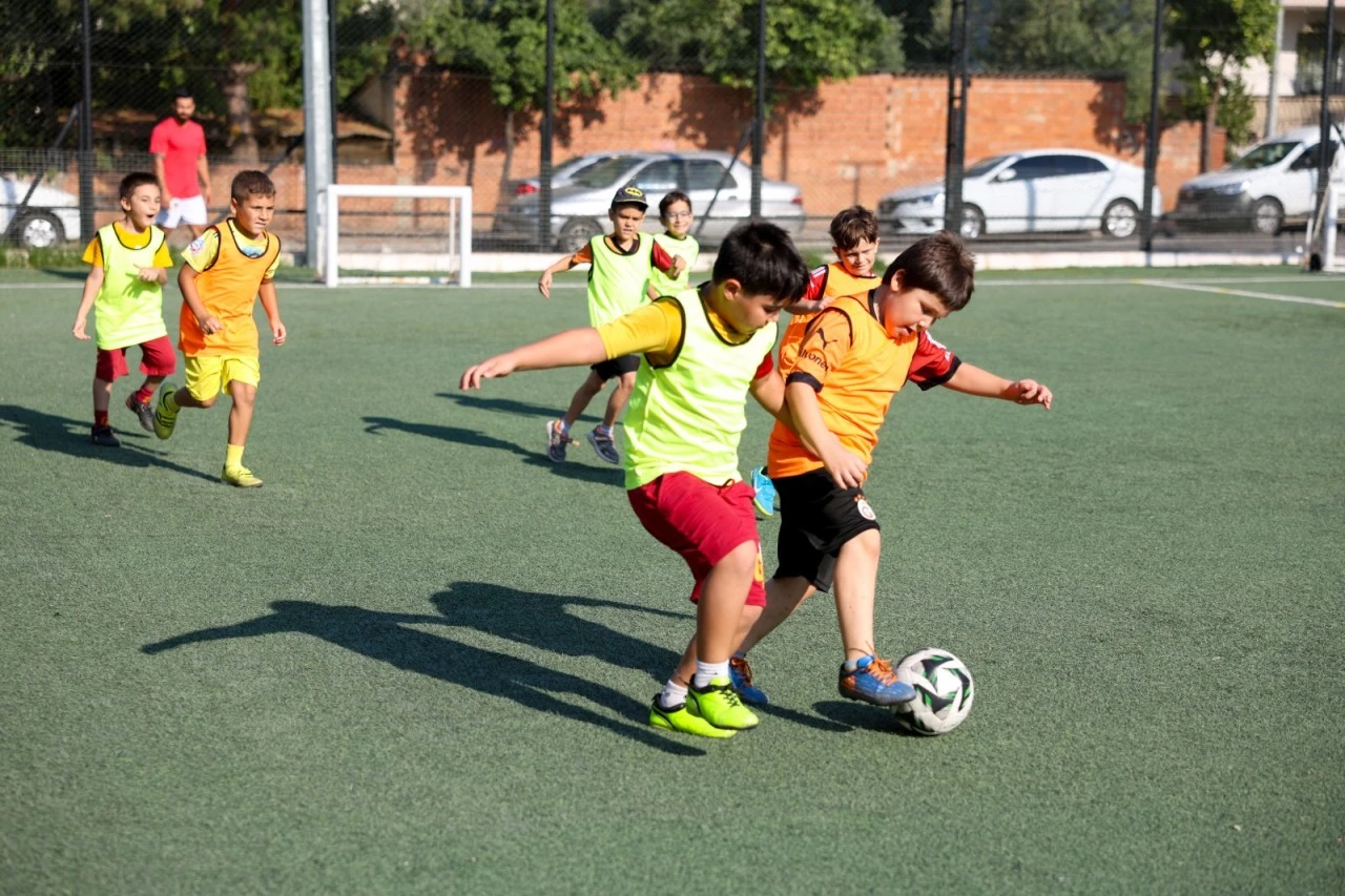 Efeler’de geleceğin yıldızları Mehmet Anbarlı Spor Tesisleri’nde yetişiyor.