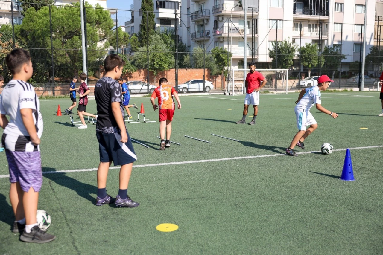 Efeler’de geleceğin yıldızları Mehmet Anbarlı Spor Tesisleri’nde yetişiyor.