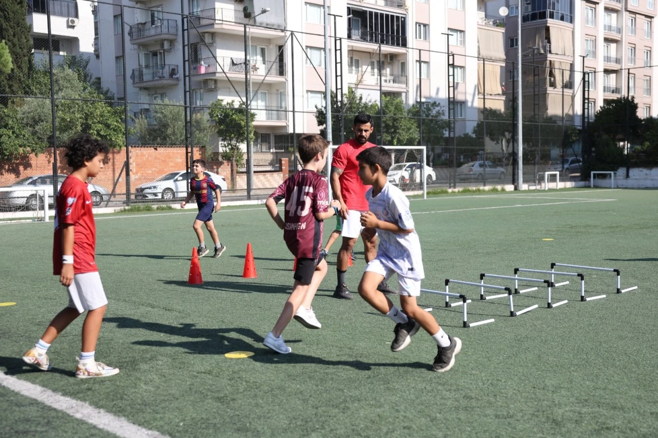 Efeler’de geleceğin yıldızları Mehmet Anbarlı Spor Tesisleri’nde yetişiyor.