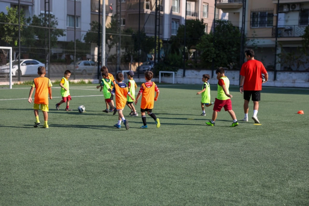 Efeler’de geleceğin yıldızları Mehmet Anbarlı Spor Tesisleri’nde yetişiyor.