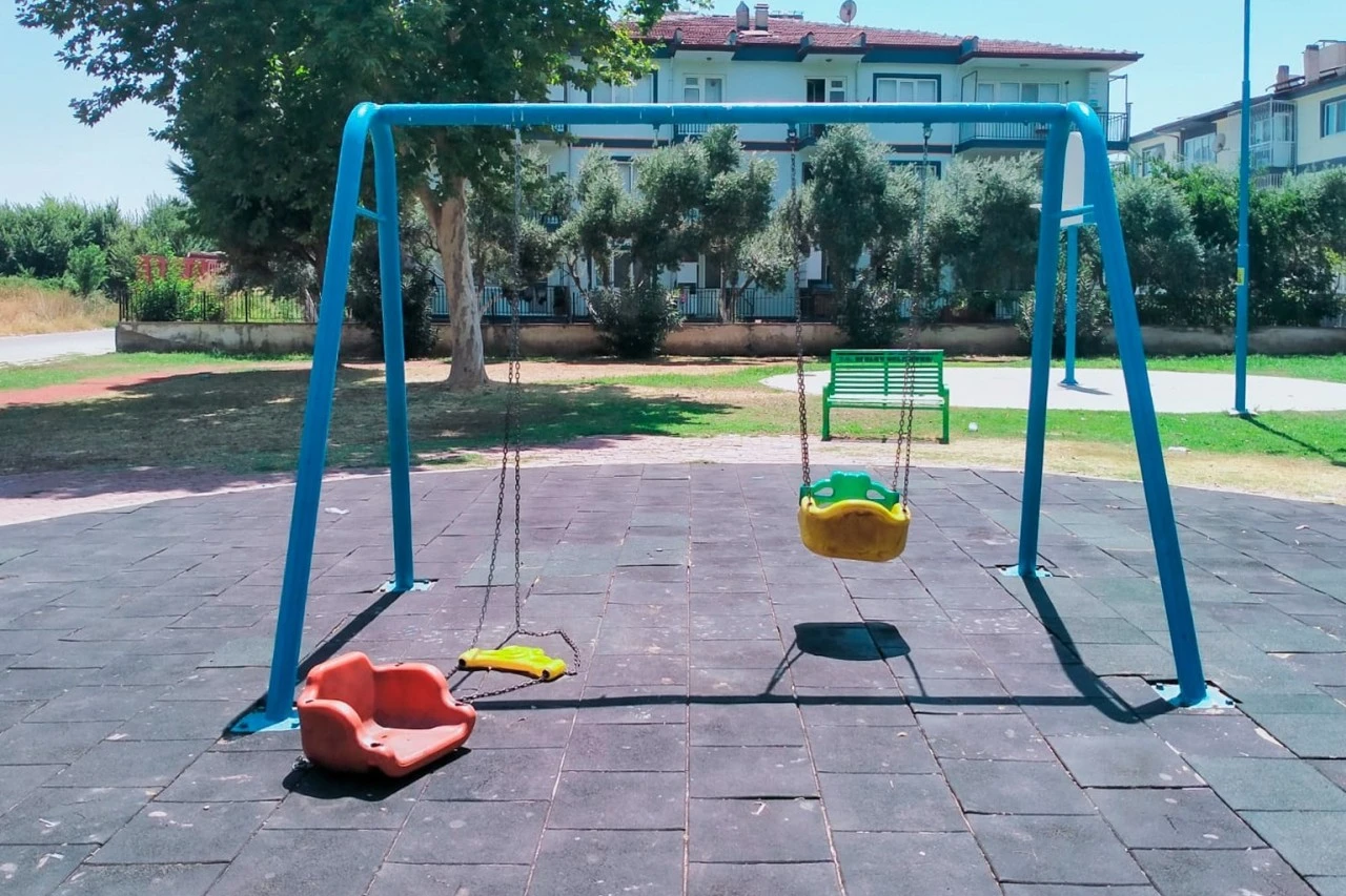 EFELER’İN ÇOCUK PARKLARINDA GÜVENLİK MESAİSİ