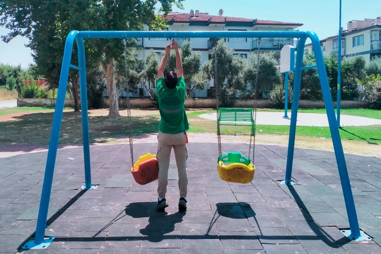EFELER’İN ÇOCUK PARKLARINDA GÜVENLİK MESAİSİ