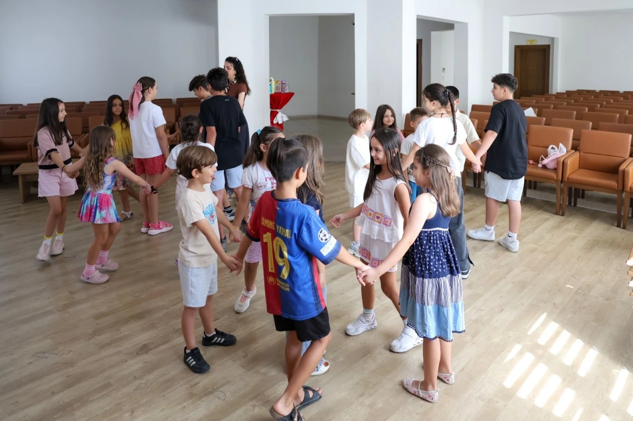 Efeler'de sahne minik yeteneklerin