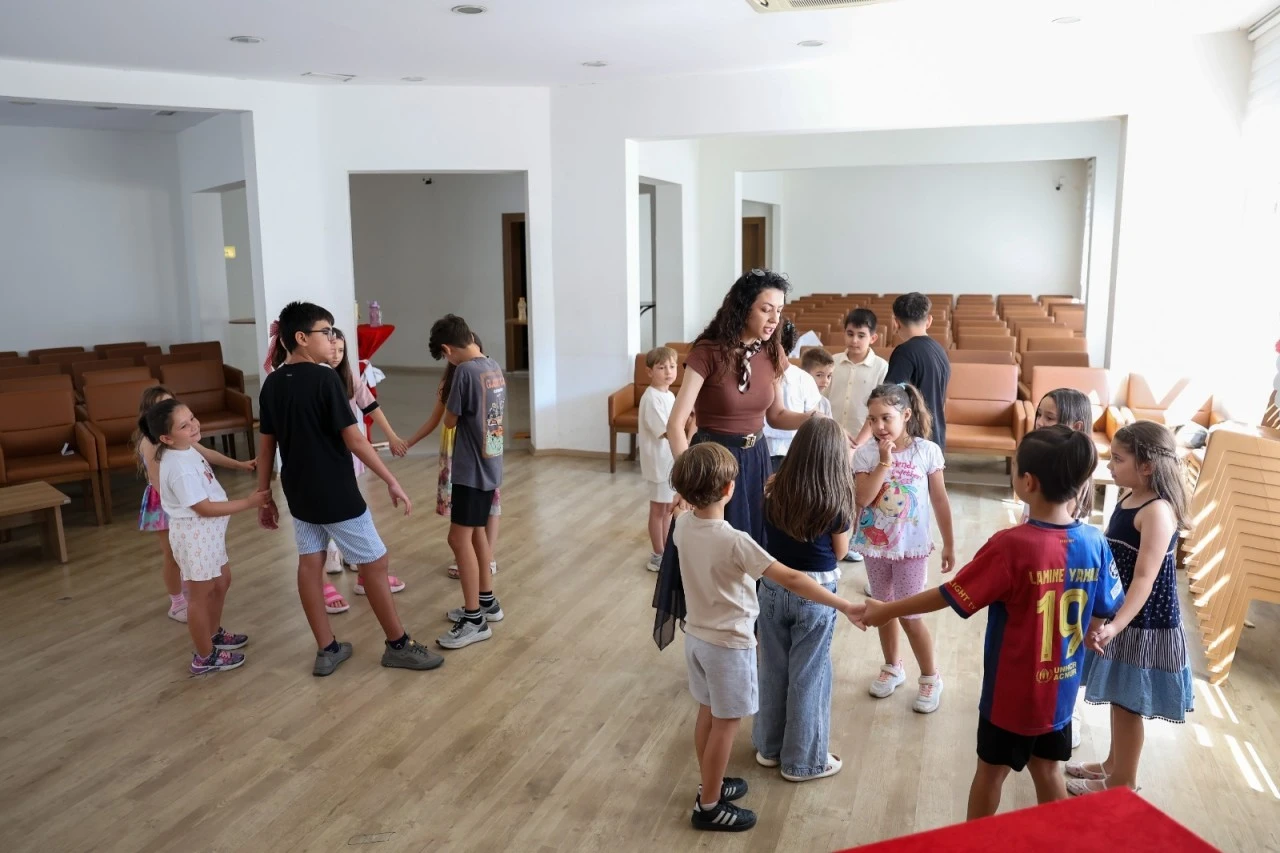 Efeler'de sahne minik yeteneklerin