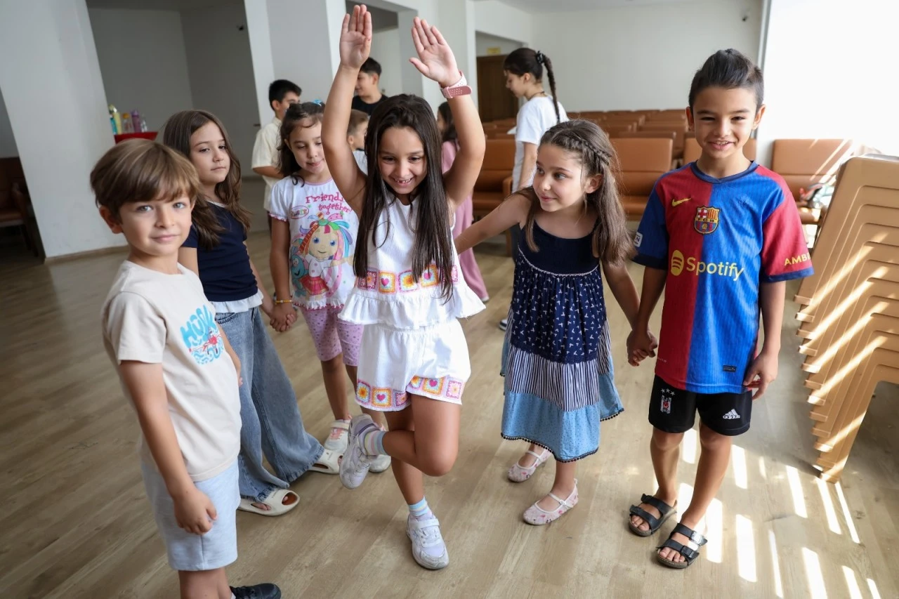 Efeler'de sahne minik yeteneklerin
