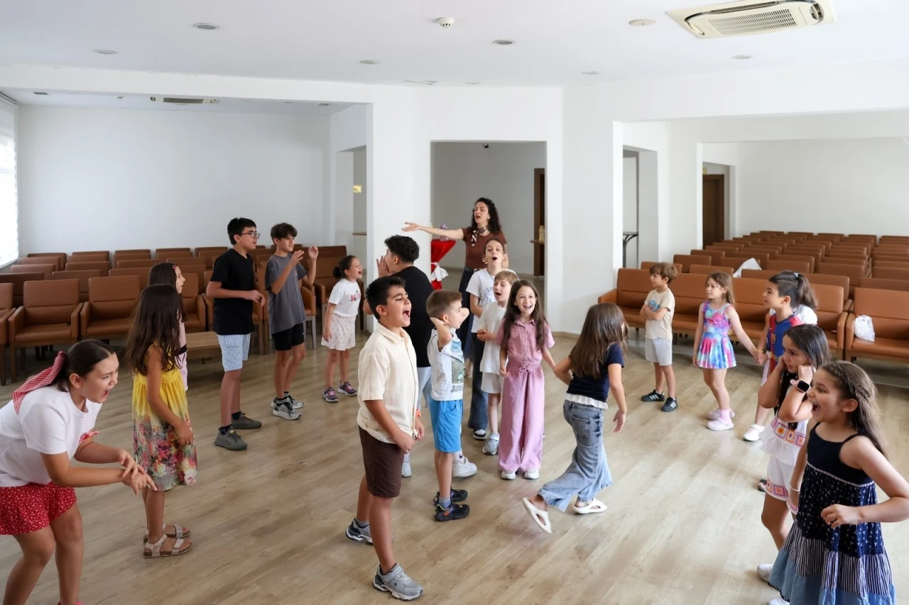Efeler'de sahne minik yeteneklerin