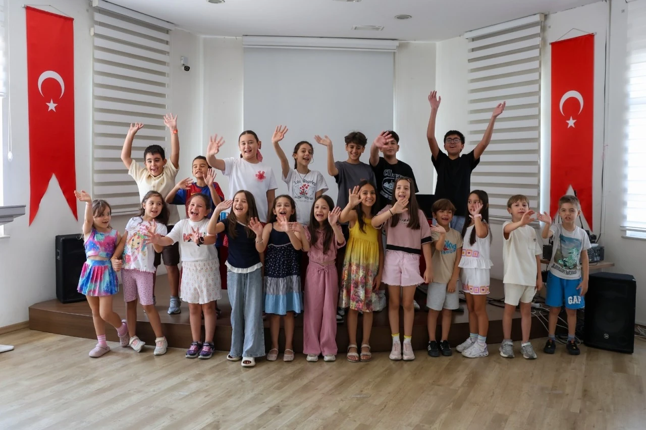 Efeler'de sahne minik yeteneklerin