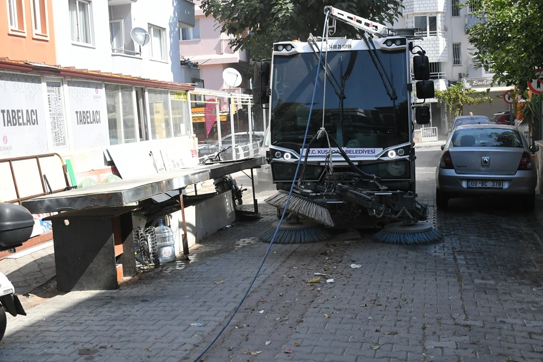 KUŞADASI’NDA TEMİZLİK MESAİSİ 7/24 SÜRÜYOR